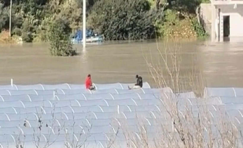 Sağanakta su basan seranın çatısında mahsur kalan 2 kişi botla kurtarıldı
