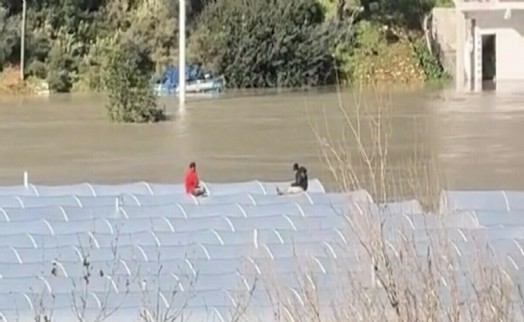 Sağanakta su basan seranın çatısında mahsur kalan 2 kişi botla kurtarıldı