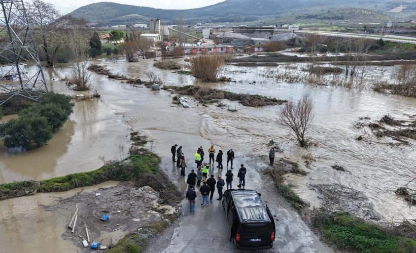 Soma'yı sağanak vurdu: Bakırçay Deresi taştı, öğrenciler tahliye edildi!