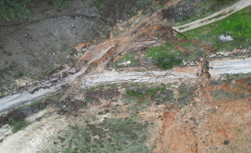 Sülüklü Göl yolunda toprak kayması; yol ulaşıma kapatıldı