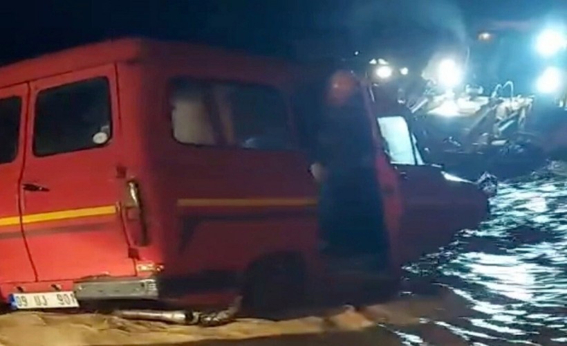 Taşan çaydan geçmek isteyen aile korku dolu anlar yaşadı