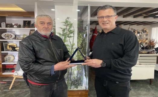 Temizlik işçisi bulduğu para ve ziynet eşyası dolu çantayı sahibine teslim etti