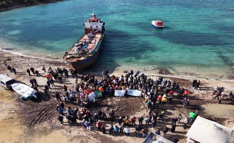 Urla'da hurda gemiye karşı kararlı duruş! Başkan Balkan; 'Bu gemi geldiği gibi gidecek!'