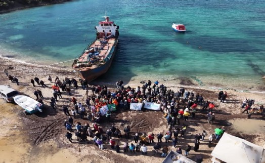 Urla'da hurda gemiye karşı kararlı duruş! Başkan Balkan; 'Bu gemi geldiği gibi gidecek!'