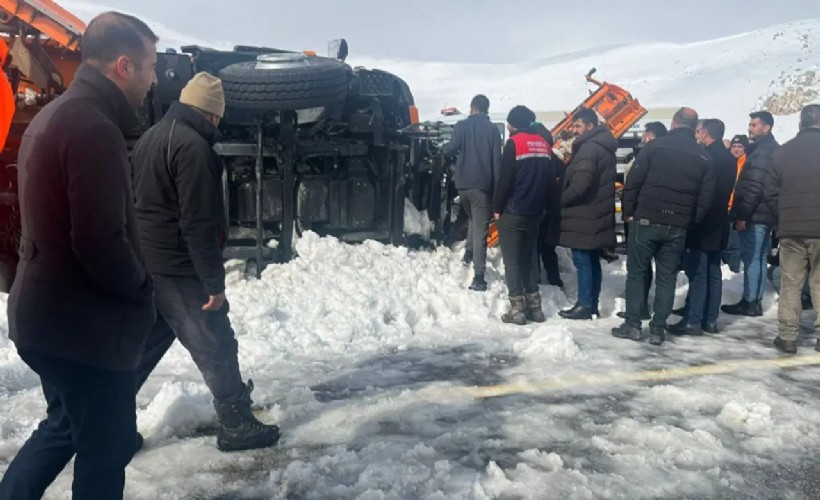 Van'da kar küreme aracı devrildi: 2 ölü