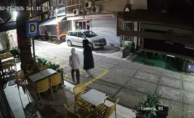 Yanındaki çocuğa dükkanın önündeki paspas ve kovayı çaldırdı; o anlar kamerada