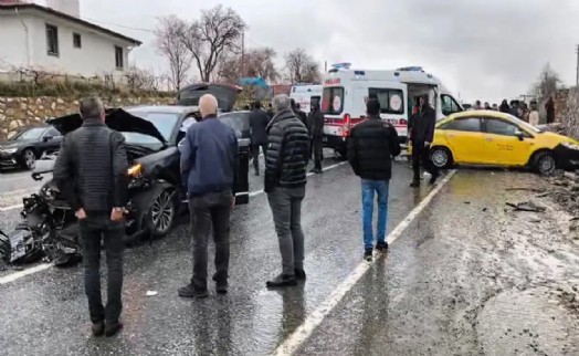 AK Parti konvoyunda kaza: Yaralılar var!
