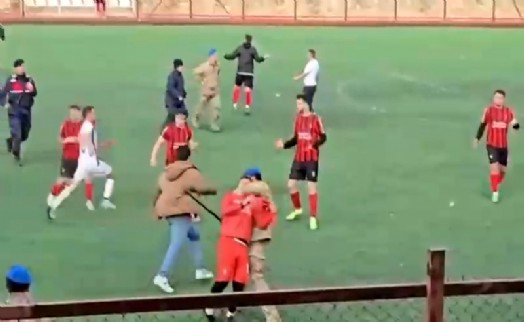 Afyon'da amatör maç sonrası saha karıştı