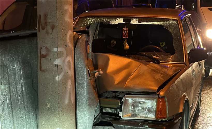 Alkollü sürücü elektrik direğine çarptı: 1'i ağır 2 yaralı