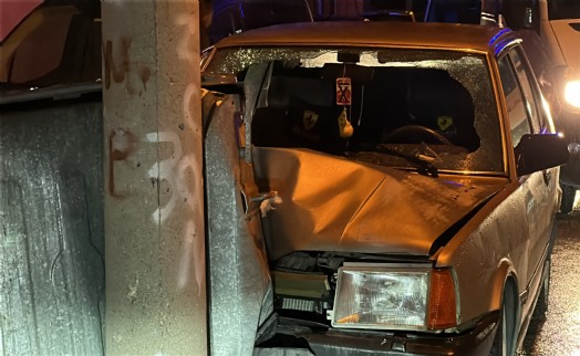 Alkollü sürücü elektrik direğine çarptı: 1'i ağır 2 yaralı