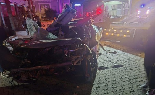 Alkollü sürücü lastikçiye daldı: 1'i ağır, 3 yaralı