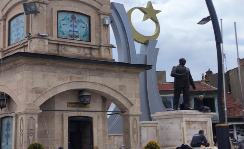 Atatürk heykeli yeni yerinde