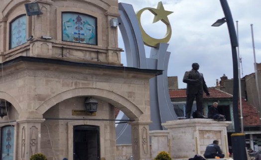 Atatürk heykeli yeni yerinde