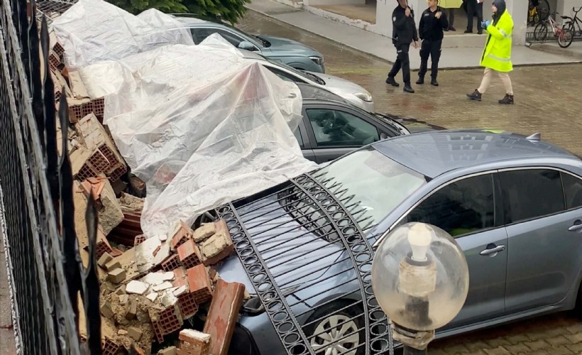 Aydın'da istinat duvarı çöktü; 4 otomobil hasar gördü