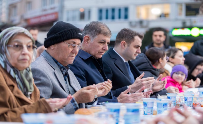 Başkan Tugay: Ne saraylara ne şatafatlı sofralara ihtiyacımız var