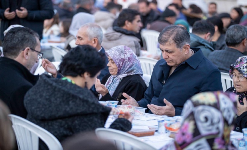 Bereket sofrası bu kez Beydağ'da kuruldu: Tugay'dan birlik ve beraberlik mesajı