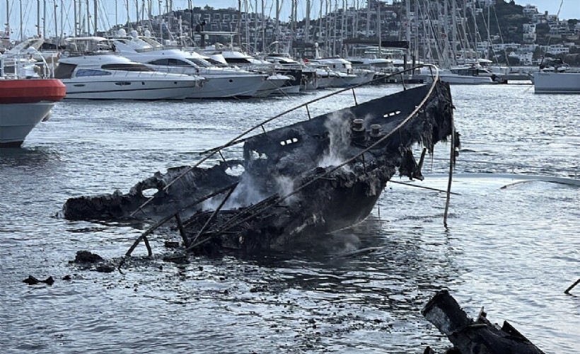 Bodrum'daki yat yangını sonrası enkaz kaldırma çalışması başlatıldı