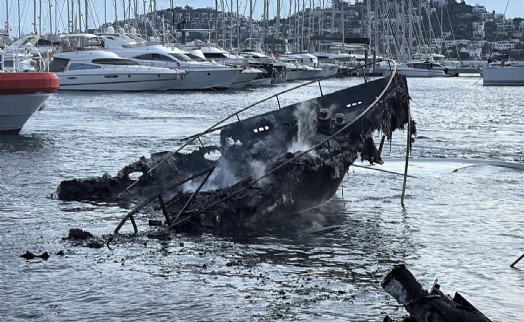 Bodrum'daki yat yangını sonrası enkaz kaldırma çalışması başlatıldı