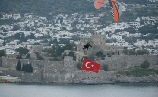 Bodrum semalarında ay yıldızlı 18 Mart anması