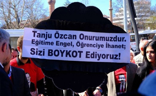 Bolu'da bazı zincir marketlere siyah çelenkli Tanju Özcan protestosu