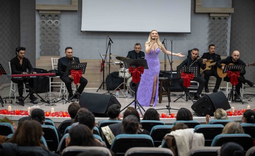 Bornova'da aşk şarkıları gecesi