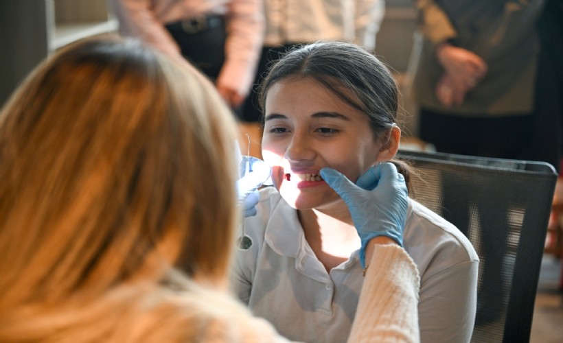 Bornova’da işitme engelli öğrencilere diş taraması ve tarih yolculuğu