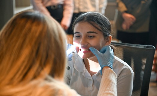 Bornova'da işitme engelli öğrencilere diş taraması ve tarih yolculuğu
