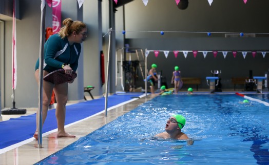 Buca'da engeller kulaçlarla aşılıyor