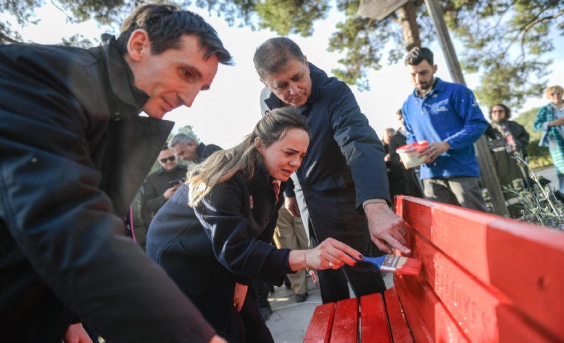 Büyükşehir'den şiddete karşı farkındalık hamlesi: Banklar kırmızıya boyandı