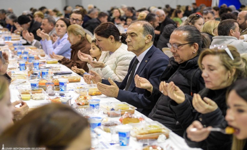 Büyükşehir'in iftar sofrası bu kez Foça'da kuruldu