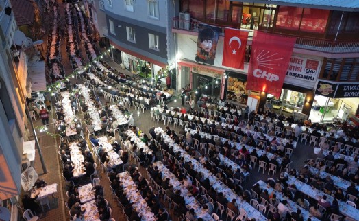 CHP Kemalpaşa'da binlerce kişiye iftar