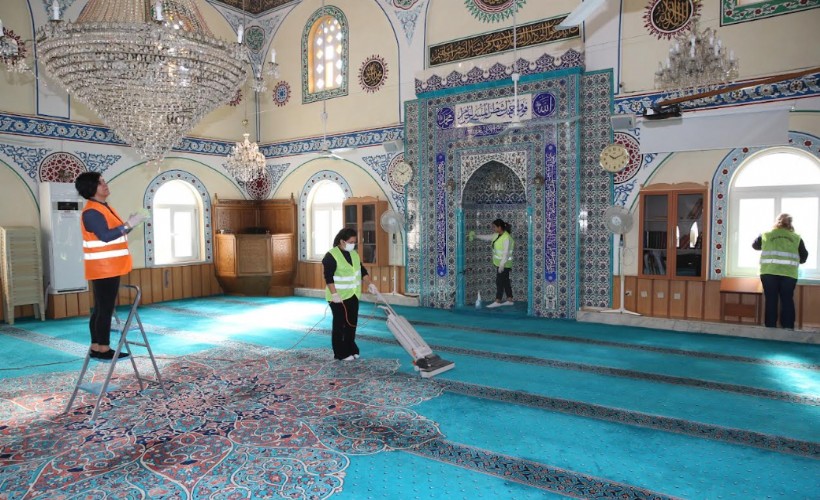 Çiğli’de bayram öncesi cami ve mezarlıklarda kapsamlı temizlik