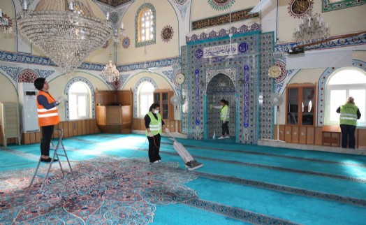 Çiğli'de bayram öncesi cami ve mezarlıklarda kapsamlı temizlik