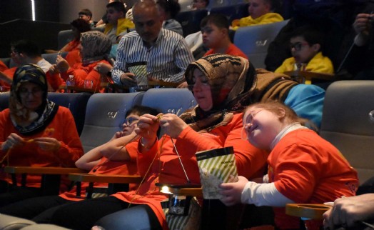 Down sendromlu çocuklar için İzmir'de 'örgü sinema' etkinliği