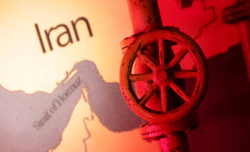 Dünyanın enerji kapısı Hürmüz’de alarm: Petrol ve doğal gaz fiyatları hızla yükseliyor!