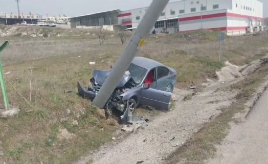 Elektrik direğine çarpan otomobilin sürücüsü yaralandı!