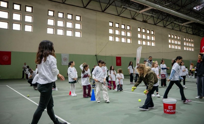 Eski milli sporcu çocukları tenisle buluşturuyor