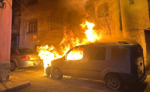 Hafif ticari aracı kundaklayan şüpheli tutuklandı