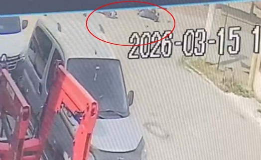 İki motosikletin karıştığı kaza kamerada; 1'i ağır, 3 yaralı