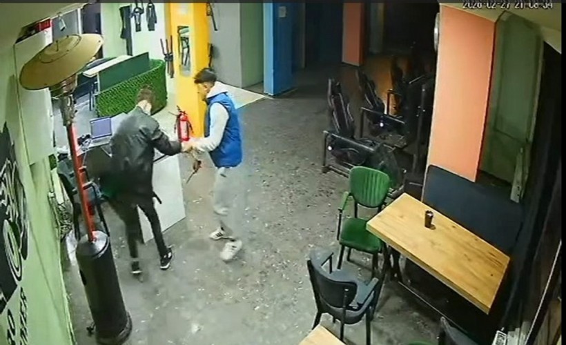 İnternet kafede tartıştığı kişiyi bıçakla yaraladı
