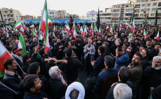 İran'da yas törenleri başladı: Hamaney'in ölümü sonrası meydanlar doldu