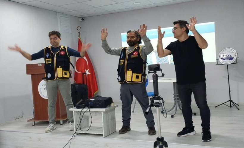 İşitme engelli öğrencilere afet eğitimi