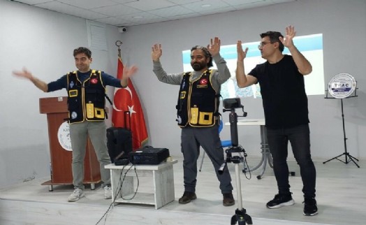 İşitme engelli öğrencilere afet eğitimi