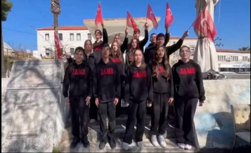 İstiklal Marşı'nın her kıtasını Foça'nın ayrı bir noktasında okudular