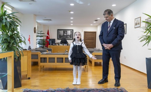 İstiklal Marşı’nı ezbere okuyan Meryem Başkan Tugay’la buluştu