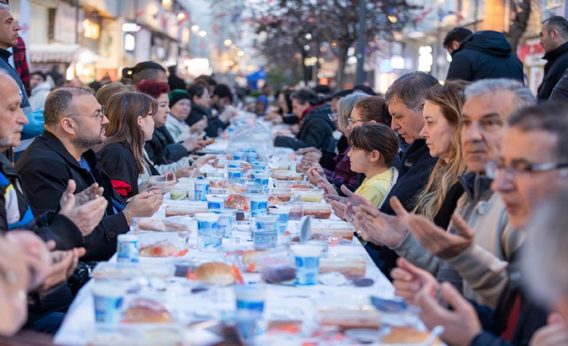 İzmir Büyükşehir Belediyesi'nin iftar sofrası Kemeraltı'nda kuruldu