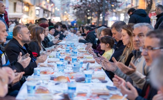 İzmir Büyükşehir Belediyesi'nin iftar sofrası Kemeraltı'nda kuruldu