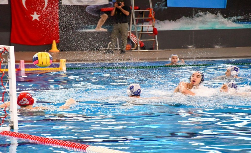 İzmir Büyükşehir Belediyesi sporcuları başarıdan başarıya koşuyor