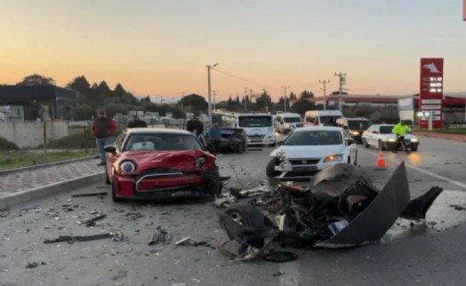 İzmir'de zincirleme kaza: 3 kişi yaralandı!