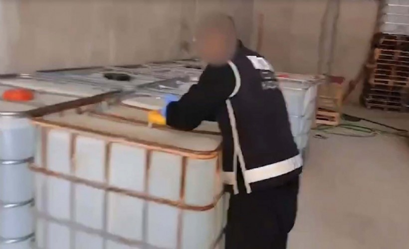 İzmir merkezli 4 ilde operasyon; 40,2 ton taklit etiketli etil alkol ele geçirildi